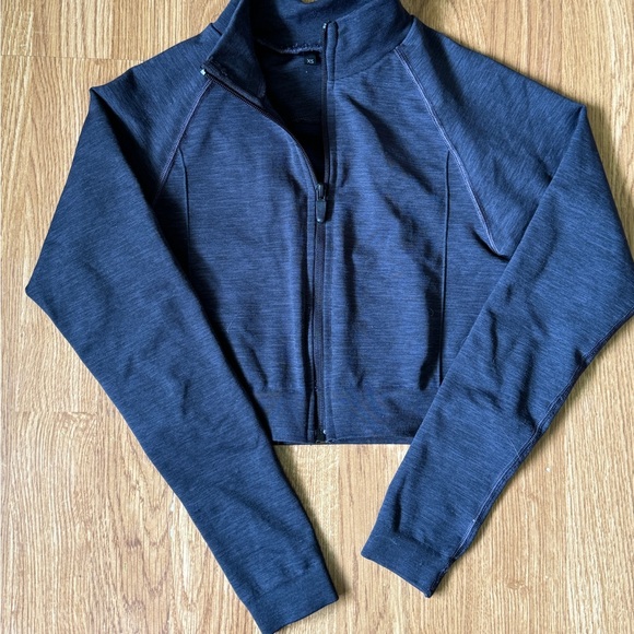 alphalete seamless crop jacket - Picture 2 of 5